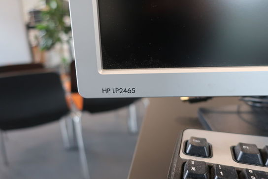 3 stk. computerskærme DELL, HP LP2465, 2 stk. tastaturer, mus og dockingstation