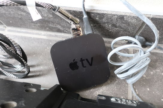 Fladskærmstv PANASONIC Viera TX-P42ST50Y samt apple tv A1427