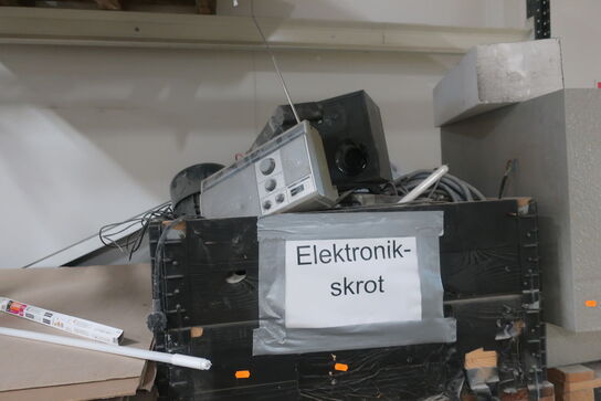 3 stk. paller med elektronikskrot m.m.