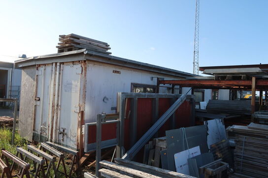 40' container med med tag og sidebygning