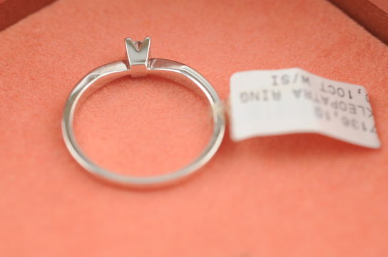 Ring i 14 kt. hvidguld prydet med 1 stk. 0,10 ct. brillantsleben diamant (W/SI) Ringstr.: 56/18,00 mm.