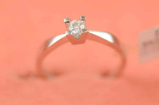 Ring i 14 kt. hvidguld prydet med 1 stk. 0,15 ct. brillantsleben diamant (W/SI) Ringstr.: 56/18,00 mm.