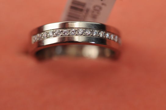 Ring i 14 kt. hvidguld prydet med 15 stk.  brillantslebne diamanter med en samlet ct. på 0,8. (TW/SI)  Ringstr.: 54/17,25 mm.