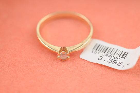 Ring i 8 kt. rødguld prydet med 1 stk. 0,10 ct. brillantsleben diamant (W/P) Ringstr.: 53/16,70 mm.