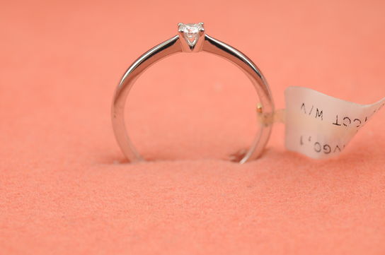 Ring i 14 kt. hvidguld prydet med 1 stk. 0,10 ct. brillantsleben diamant (W/VS) Ringstr.: 58/18,50 mm.