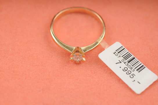 Ring i 8 kt. rødguld prydet med 1 stk. 0,25 ct. brillantsleben diamant (W/P1) Ringstr.: 56/18,00 mm.