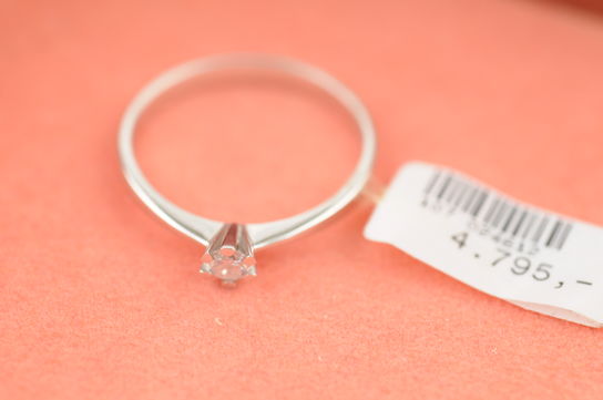 Ring i 8 kt. hvidguld prydet med 1 stk. 0,15 ct. brillantsleben diamant (W/P) Ringstr.: 57/18,00 mm.