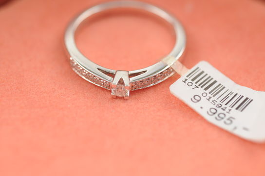 Ring i 14 kt. hvidguld prydet med 15 stk. brillantslebne diamanter med en samlet ct. på 0,15 (W/SI) Ringstr.: 54/17,25 mm.