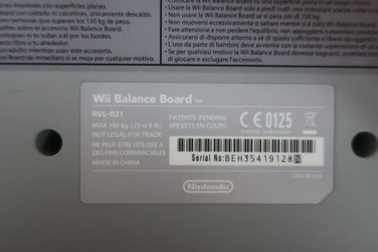 2 stk. konsoller NINTENDO WII med 2 stk. balance boards div. udstyr og spil (momsfri)