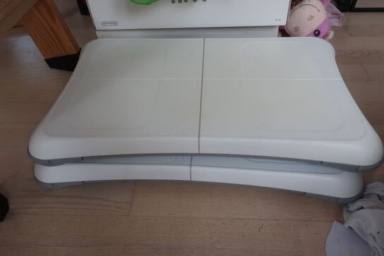 2 stk. konsoller NINTENDO WII med 2 stk. balance boards div. udstyr og spil (momsfri)