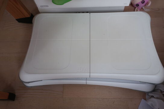 2 stk. konsoller NINTENDO WII med 2 stk. balance boards div. udstyr og spil (momsfri)