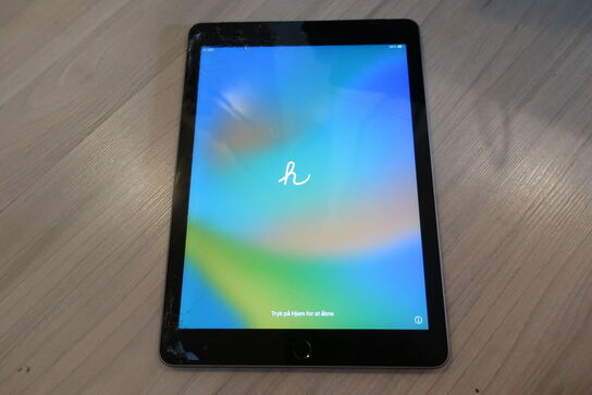 Tablet iPad APPLE 5. Gen32 GB (momsfri) (skærmen er beskadiget)