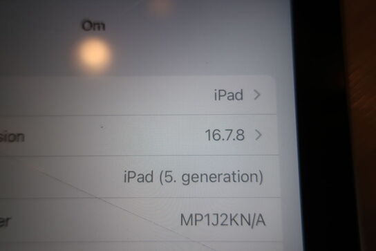 Tablet iPad APPLE 5. Gen32 GB (momsfri) (skærmen er beskadiget)