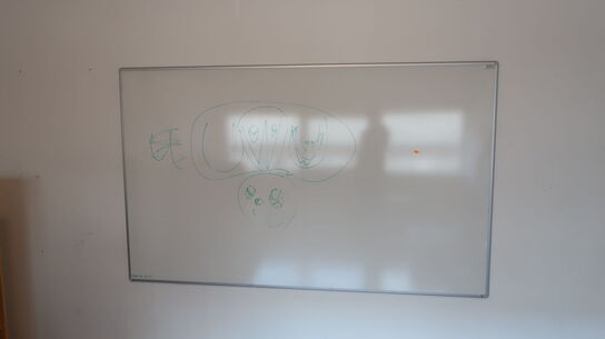 Sofa, sofabord samt whiteboard