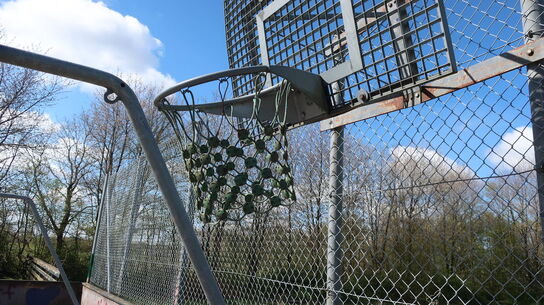 Fodboldmål samt 2 stk. basketkurve