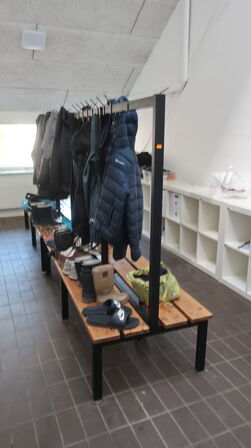 Garderobe bestående af bænke, reoler m.m.