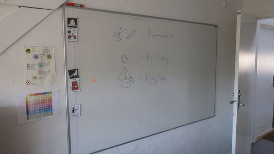 6 stk. skriveborde, 2 stk. reoler EFG samt whiteboard