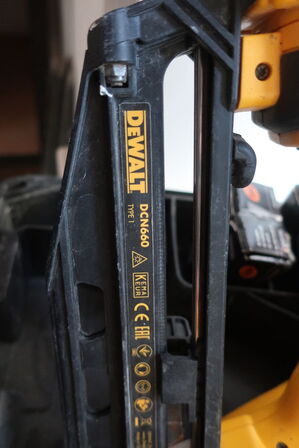 Akku dykkerpistol DEWALT DCN660 med 2 stk. batterier og lader