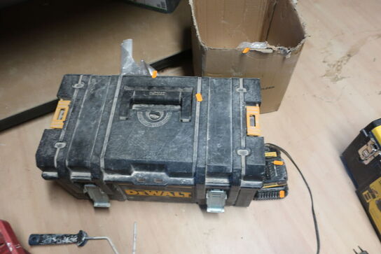 Bajonetsav DEWALT DCS380 samt lader og batteri