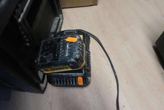 Bajonetsav DEWALT DCS380 samt lader og batteri