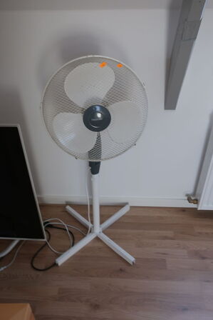 Kontorstol, stander, tastatur, bord, ventilator m.m.