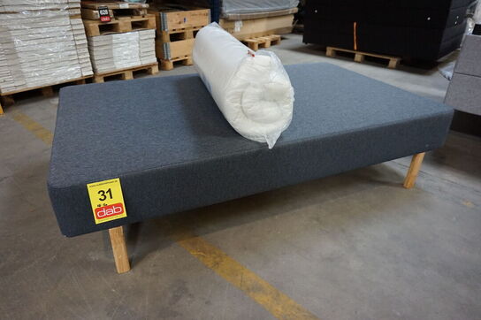 Nordisk fjer Boxseng med træben og Nordisk fjer topmadras 120x200 cm 
