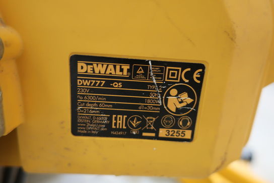 Geringssav DEWALT DW777-QS med stativ