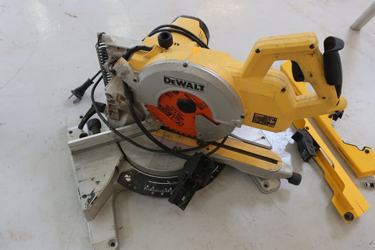 Geringssav DEWALT DW777-QS med stativ