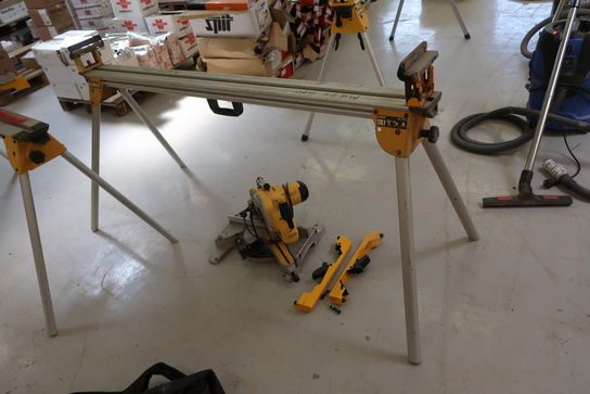 Geringssav DEWALT DW777-QS med stativ