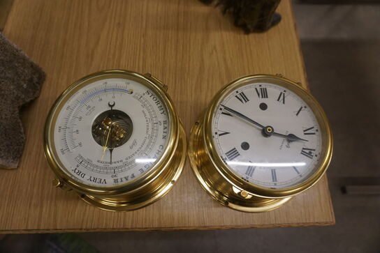 1 stk. Vintage Barometer + 1 stk. Gammeldags ur 