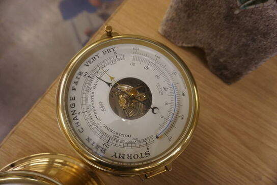 1 stk. Vintage Barometer + 1 stk. Gammeldags ur 