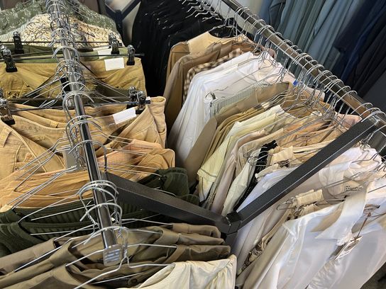 1100 dele dametøj fra nyligt lukket modetøjsbutik MOMSFRI