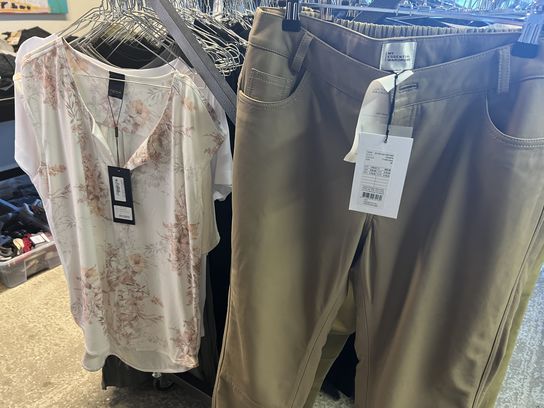 1100 dele dametøj fra nyligt lukket modetøjsbutik MOMSFRI