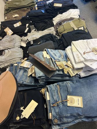 1100 dele dametøj fra nyligt lukket modetøjsbutik MOMSFRI