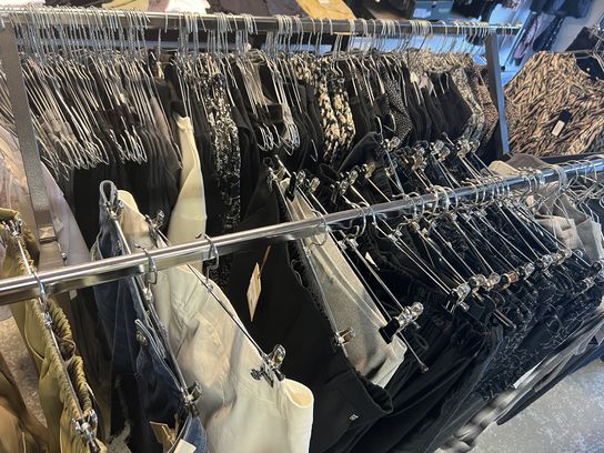 1100 dele dametøj fra nyligt lukket modetøjsbutik MOMSFRI