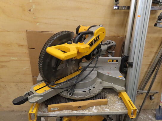 Kap-/geringssav, DEWALT DWS780 med bord