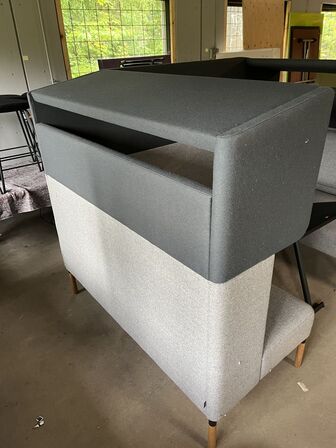 Sofagruppe FOUR DESIGN med bord som kan vippes op