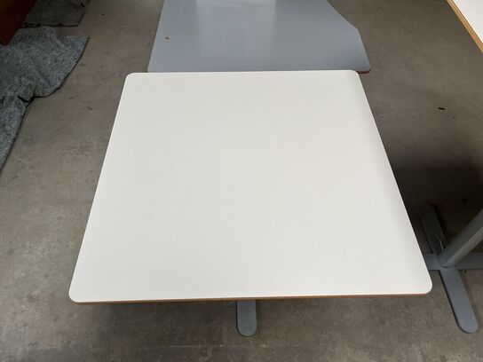 2 stk. justerebar borde DJOB PETER J. LARSEN
