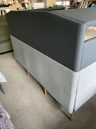 Sofagruppe FOUR DESIGN med bord som kan vippes op