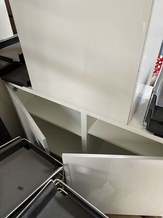Bord 2 stk. skabe, 2 stk. skuffemonduler 7 stk. brevholder 