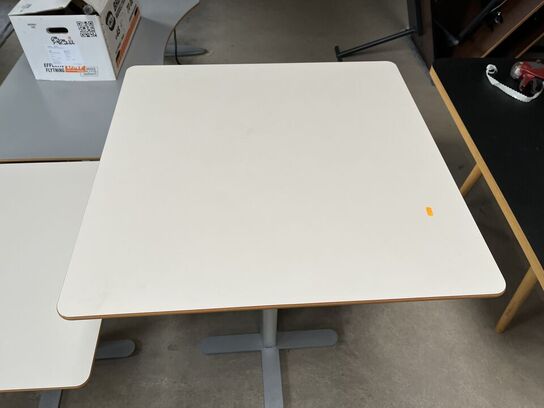 2 stk. justerebar borde DJOB PETER J. LARSEN
