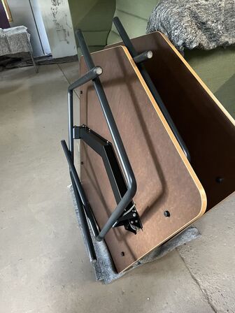 2 stk. 5 kantede borde kan klappes sammen