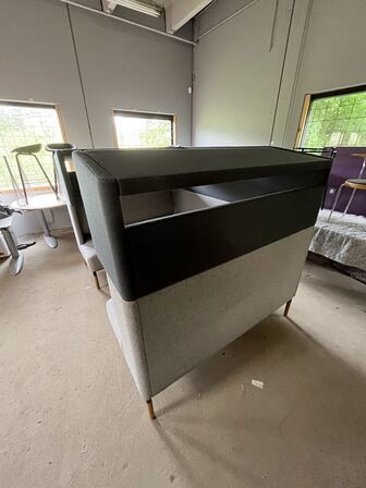 Sofagruppe FOUR DESIGN med bord som kan vippes op