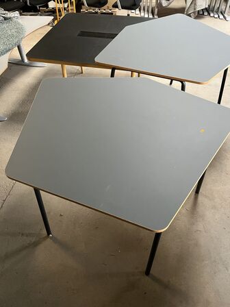2 stk. 5 kantede borde kan klappes sammen