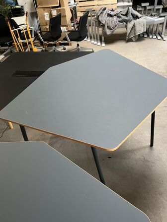 2 stk. 5 kantede borde kan klappes sammen