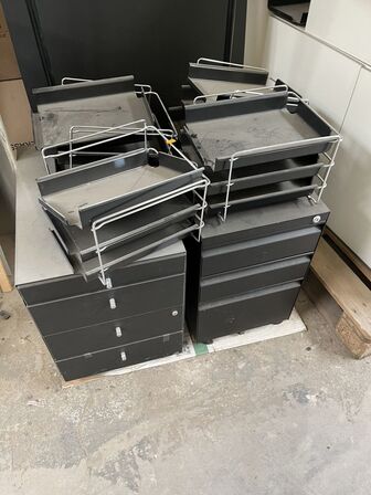 Bord 2 stk. skabe, 2 stk. skuffemonduler 7 stk. brevholder 