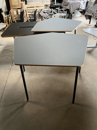 2 stk. 5 kantede borde kan klappes sammen