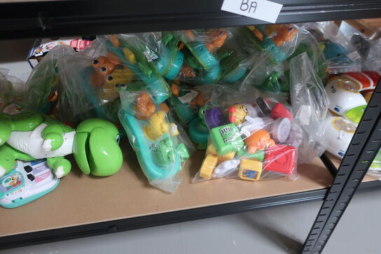 2 fag lagerreoler i sort inkl. indhold (legetøj)