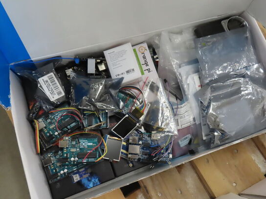 5 Kasser computerdele bl.a. RASPBERRY PI