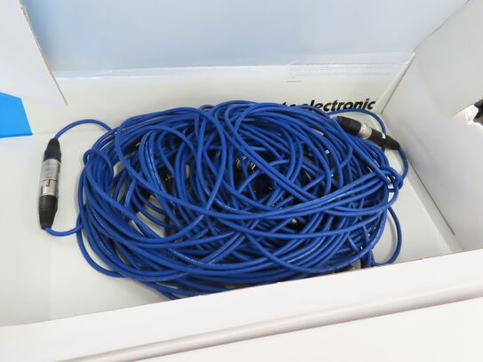 33 kasser med div kabler. XLR, Optisk, USB Display port mv.